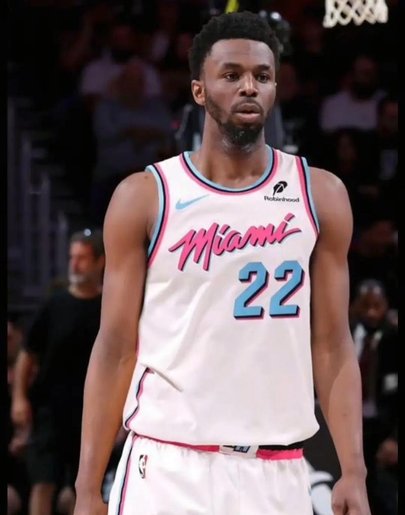 篮球CBA比赛尾声出现争议判罚引热议（CBA赛末争议吹罚掀起热议）