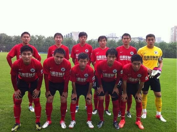 欧冠决赛用球谍照：包含白+深紫，灵感来自举办城市布达佩斯（欧冠决赛用球曝光：白+深紫配色，灵感源于主办城市布达佩斯）