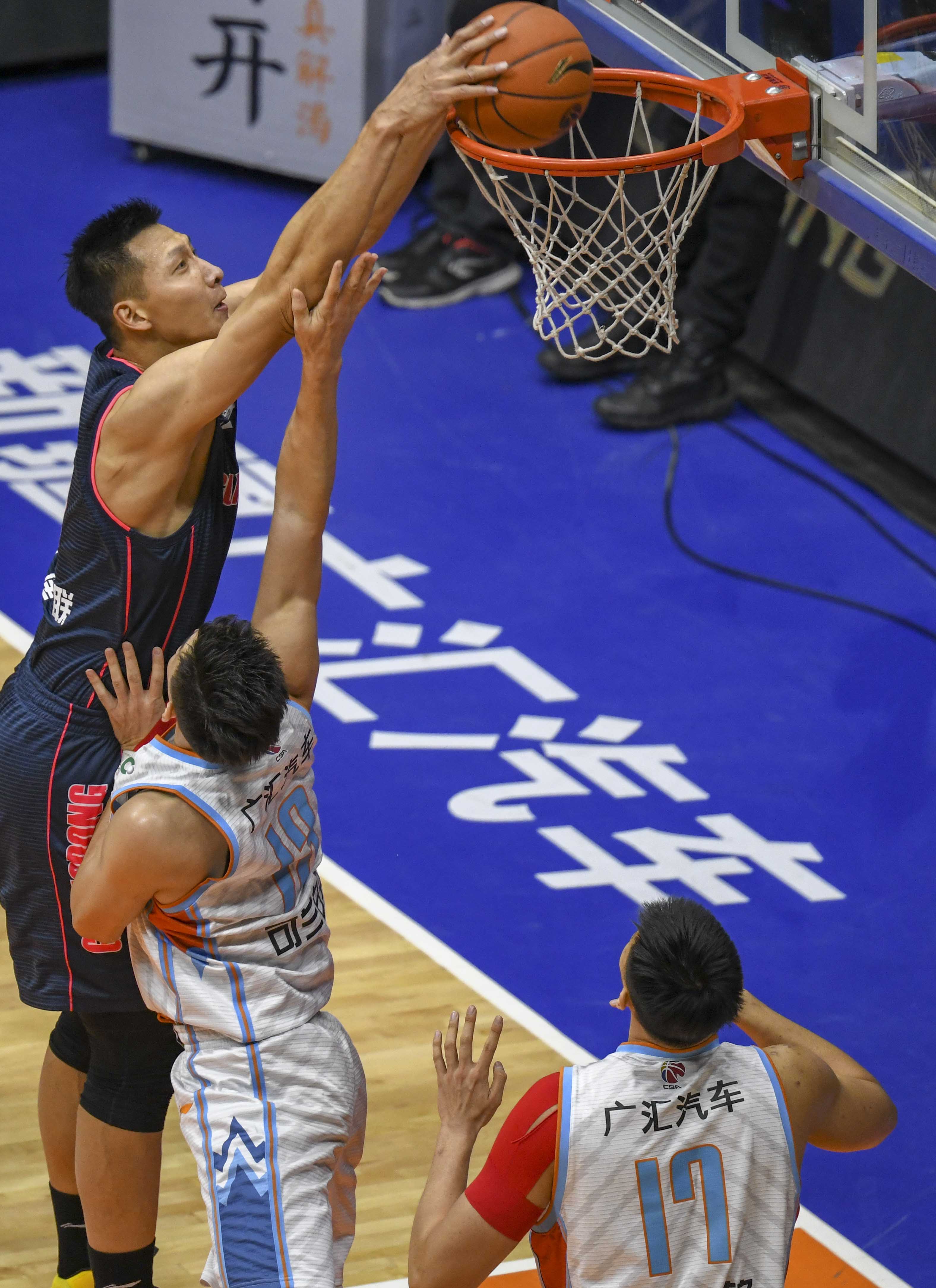 青岛球迷狂欢全场（青岛球迷全场沸腾）