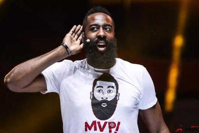 意媒：与德佬对话后孔蒂已得到必要的保证，将留任至赛季结束（意媒：孔蒂与德劳伦蒂斯会谈后获必要承诺，留任至赛季末）