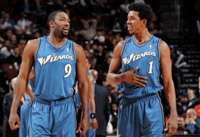 状态太差！霍福德&波杰姆斯基合计16中3，外线12中1（手感低迷！霍福德与波杰姆斯基合计16投3中，三分12投仅1中）